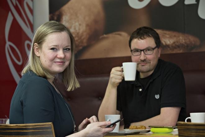 Vaasalainen Marianne Seiplax ja mustasaarelainen Sami Saastamoinen kertovat, että ykköstyypin diabetesta sairastavien turvaksi kehitelty uusi terveysteknologia hyödyttää arjen apuvälineenä. Tosin insuliinitasojen tiivis seuraaminen on lisännyt myös älykännykän käyttöä. KUVAT: MINNA ANTILA