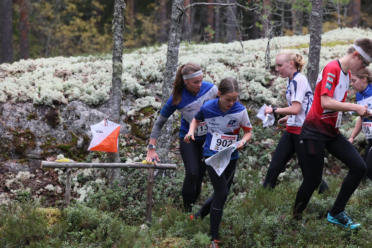 Kuusamon Erä-Veikkojen Eino Gretschel (oikealla) lähdössä rastilta SM-erikoispitkällä.