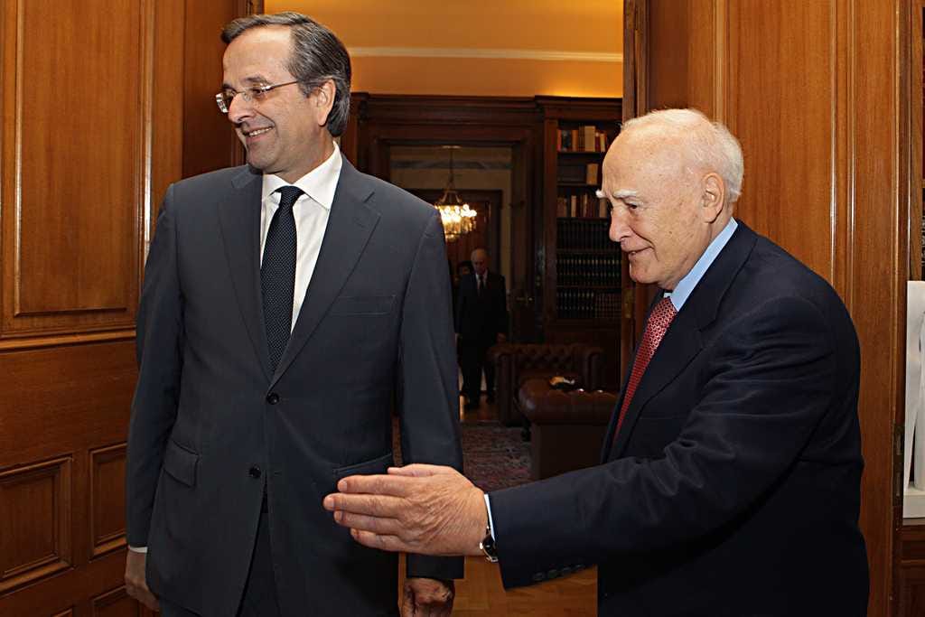 Presidentti Karolos Papoulias (kuvassa oik.) tapaa tänään yhdeksän aikaan pääministeri George Papandreoun ja oppositiojohtaja Antonios Samarasin (kuvassa vas.)