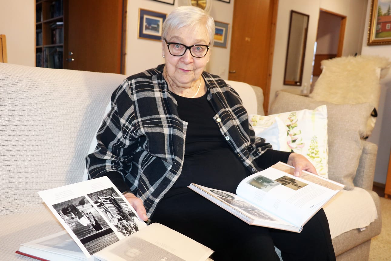 Marjatta Kaakinen kokosi ensin albumiin kuvia aiemmista sukupolvista. Kansiosta tuli niin kiinnostava, että häntä pyydettiin kertomaan suvustaan yhteisissä tilaisuuksissa. Läheiset kannustivat ja toivoivat, että Kaakinen tekisi sukukirjan. Nyt se on valmis.