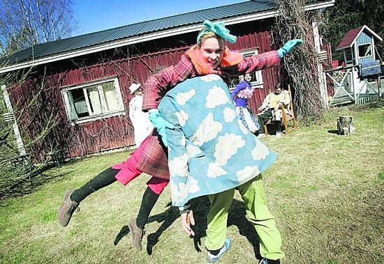 Kesällä Oulussa nähdään Tshehov-klassikot Vanja-eno ja Kolme sisarta. Mustasaari Gallerian pihalle sunnuntaiksi valmistuvassa Vanja-enossa yhdistyvät sana ja tanssi. Fyysisessä esityksessä ovat mukana Teemu Tuohimaa (vas.), Vaatu Kalajoki, Sami Henrik Haapala, Henna Holma ja Jarmo Taimen .