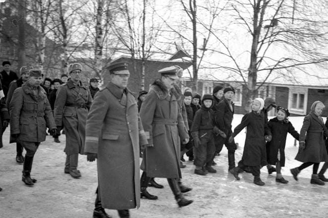 Pyhälahden kuvaamo ikuisti Mannerheimin, joka kävi Lapualla tarkastamassa unkarilaisia vapaaehtoisia. He olivat paikkakunnalla kouluttautumassa talviolosuhteisiin. KUVA: LAPUAN KAUPUNGIN MUSEOIDEN KOKOELMAT/PYHÄLAHDEN VALOKUVAAMO