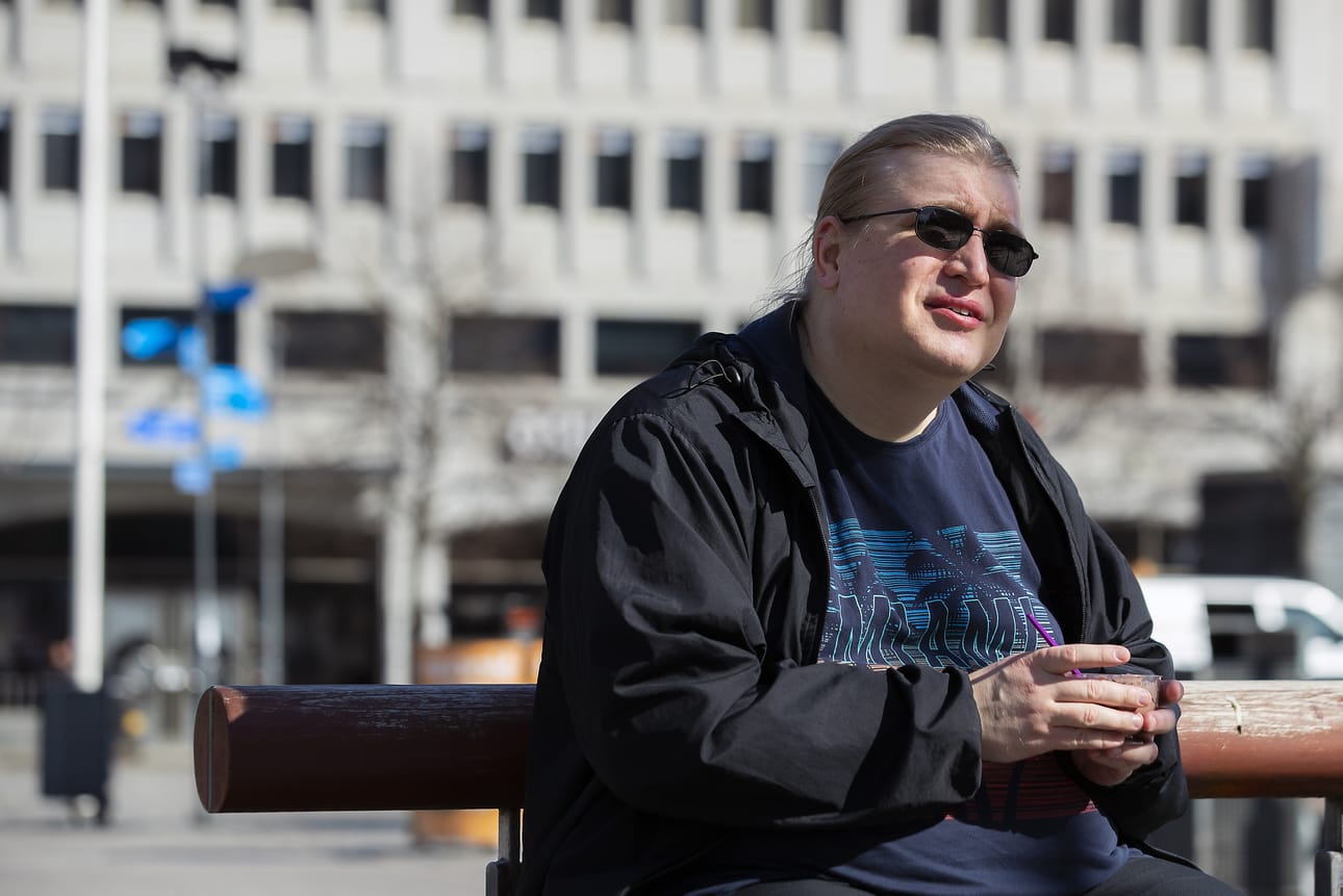 Lauri Karppi (ps.) postasi keskiviikkona Threadsiin kuvan, josta kävi ilmi, että hän oli poistanut Provinssi-festivaalin mainoksen roskiksen kyljestä.