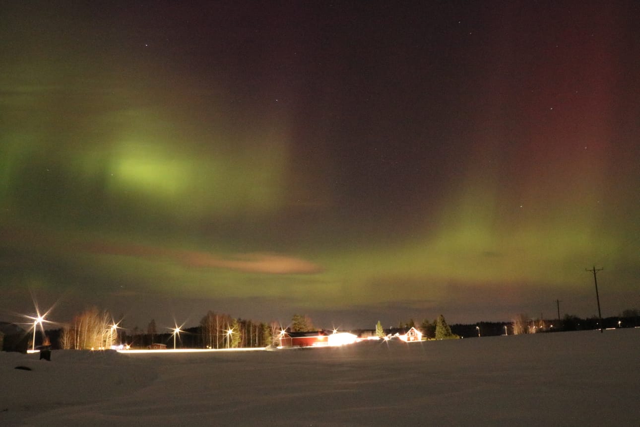 Harvinaisen upeat revontulet Etelä-Pohjanmaalla, Kurikan Juonenkylässä.