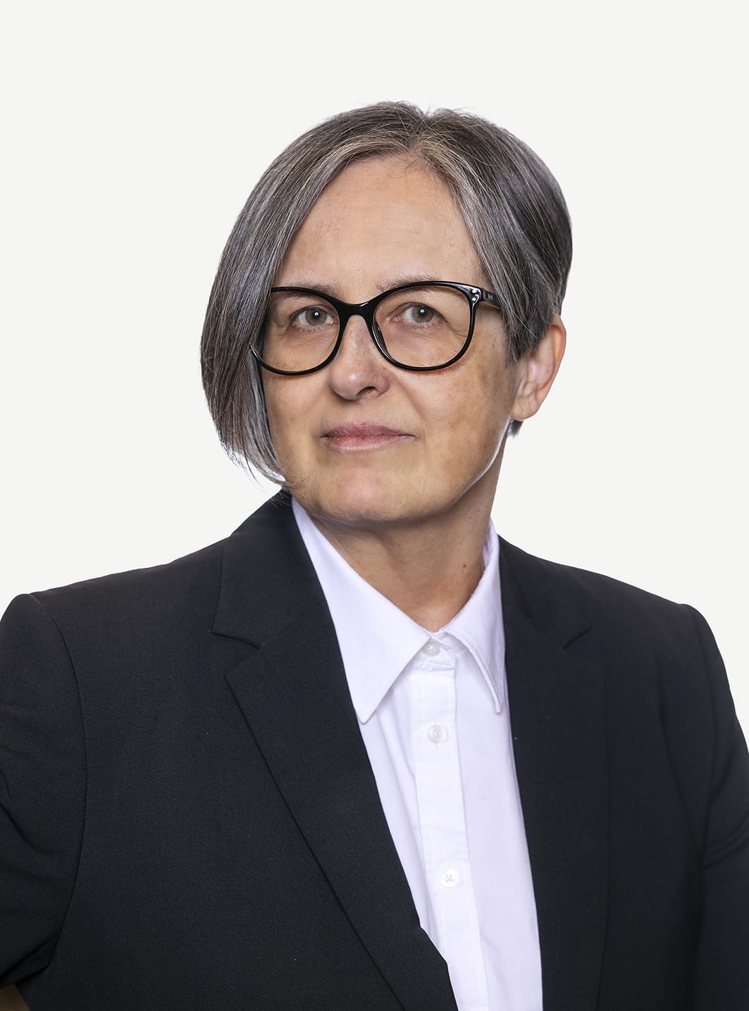 Toimitusjohtaja Monika Mangsin mukaan vahvan pohjan kasvulle antavat paikallisten yrittäjien, viljelijöiden ja kotitalouksien tunteminen.