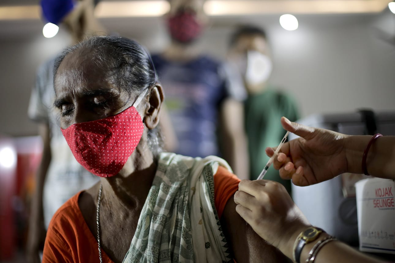 Nainen sai koronarokotteen rokotuspisteellä Intian Kalkutassa 24.8. Intiassa on kuollut koronapandemiaan yli 400 tuhatta ihmistä. Rokotukset ovat edenneet myös nopeasti. Intian vaikea koronaepidemiatilanne on vaikeuttanut rokotteiden saatavuutta muissa kehitysmaissa, jotka ovat olleet erittäin riippuvaisia Intian rokotetuotannosta.