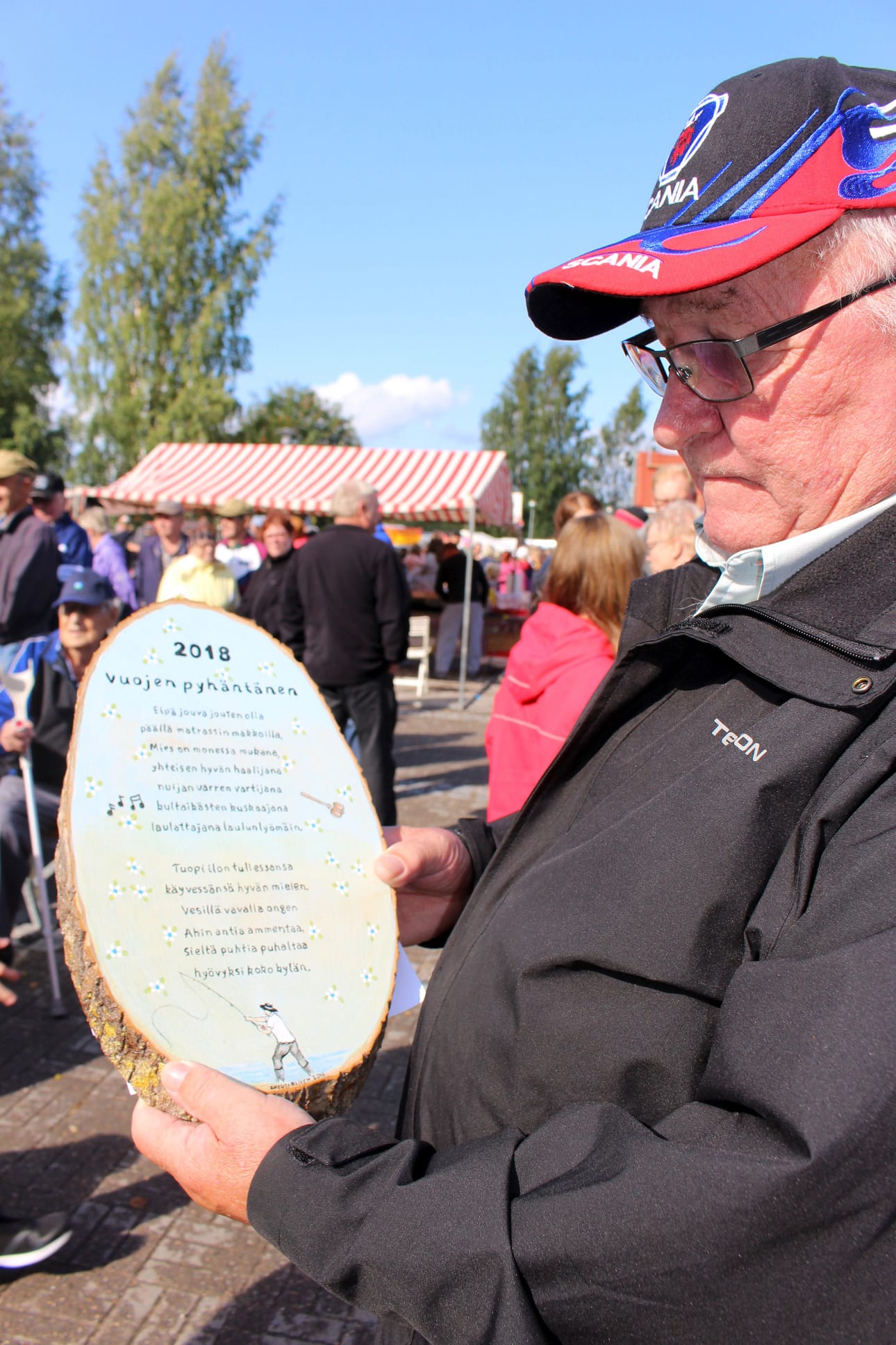 Lauri Törmälehto esitteli Vuojen 2018 pyhäntäselle luovutettua runoa.