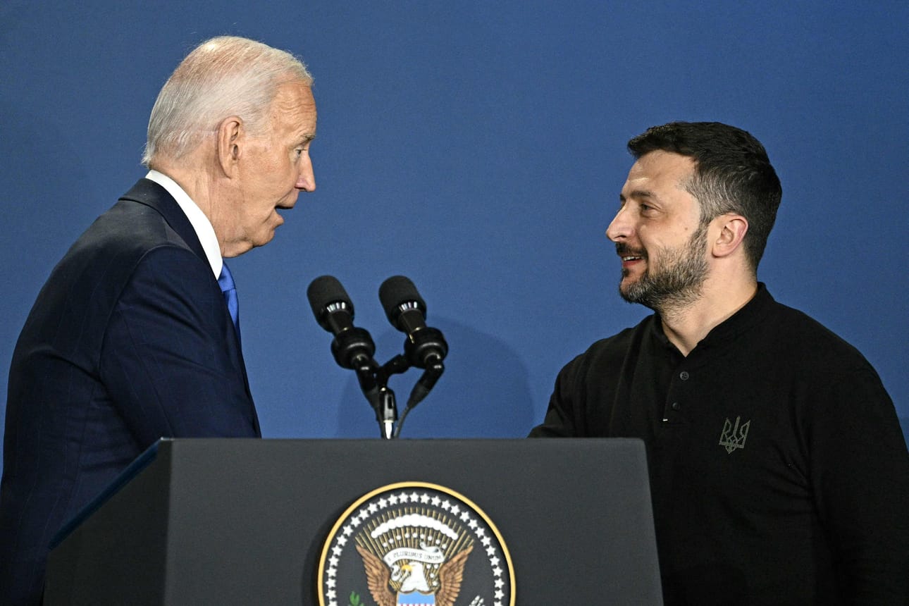 USA:n presidentti Joe Biden tervehti heinäkuussa Ukrainan presidenttiä Volodymyr Zelenskyiä Nato-kokouksen yhteydessä Washingtonissa. LEHTIKUVA / AFP
