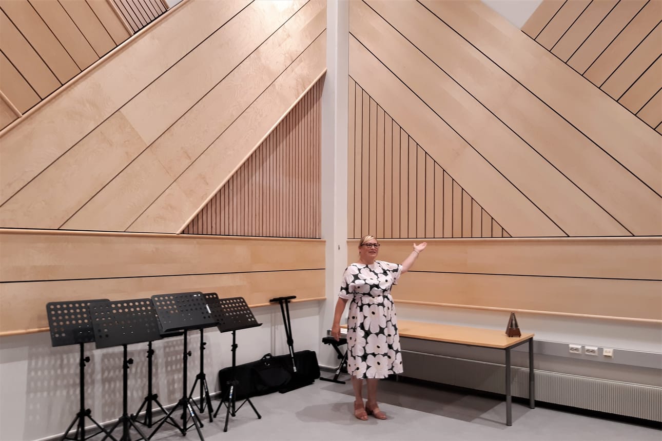Suunnittelija Leena Havu-Erhie kertoo, että Mustasaaren aikuisopiston musiikkiluokan akustiikka parani uusien seinälevyjen myötä.
