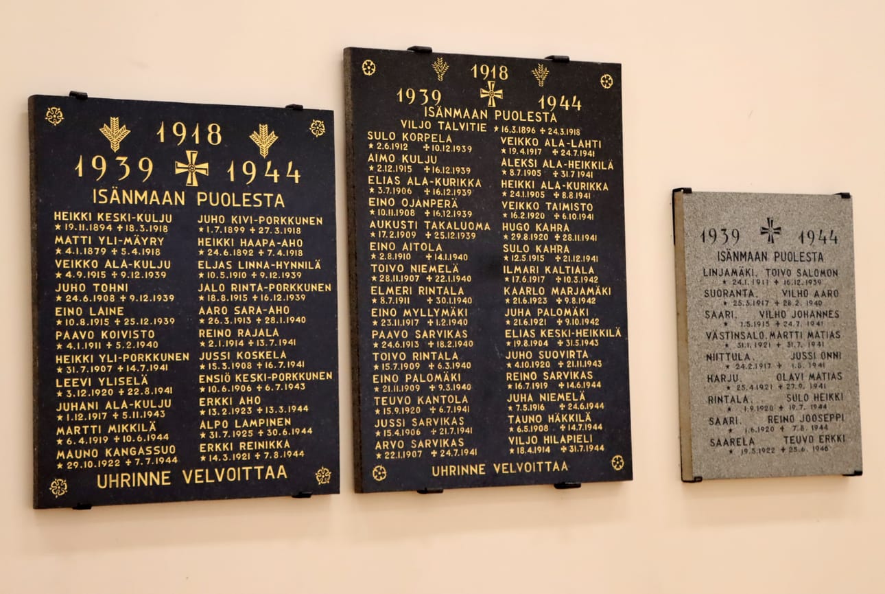 Pro Patria -kivitauluihin on kaiverrettu paikallisten sankarivainajien nimiä syntymä- ja kuolinaikoineen. Nämä taulut ovat esillä Ylijoen koululla.