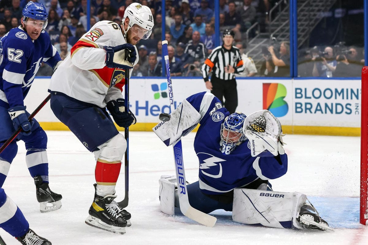 Tampa Bayn Andrei Vasilevski torjumassa Floridan Aleksander Barkovin edessä. LEHTIKUVA / AFP