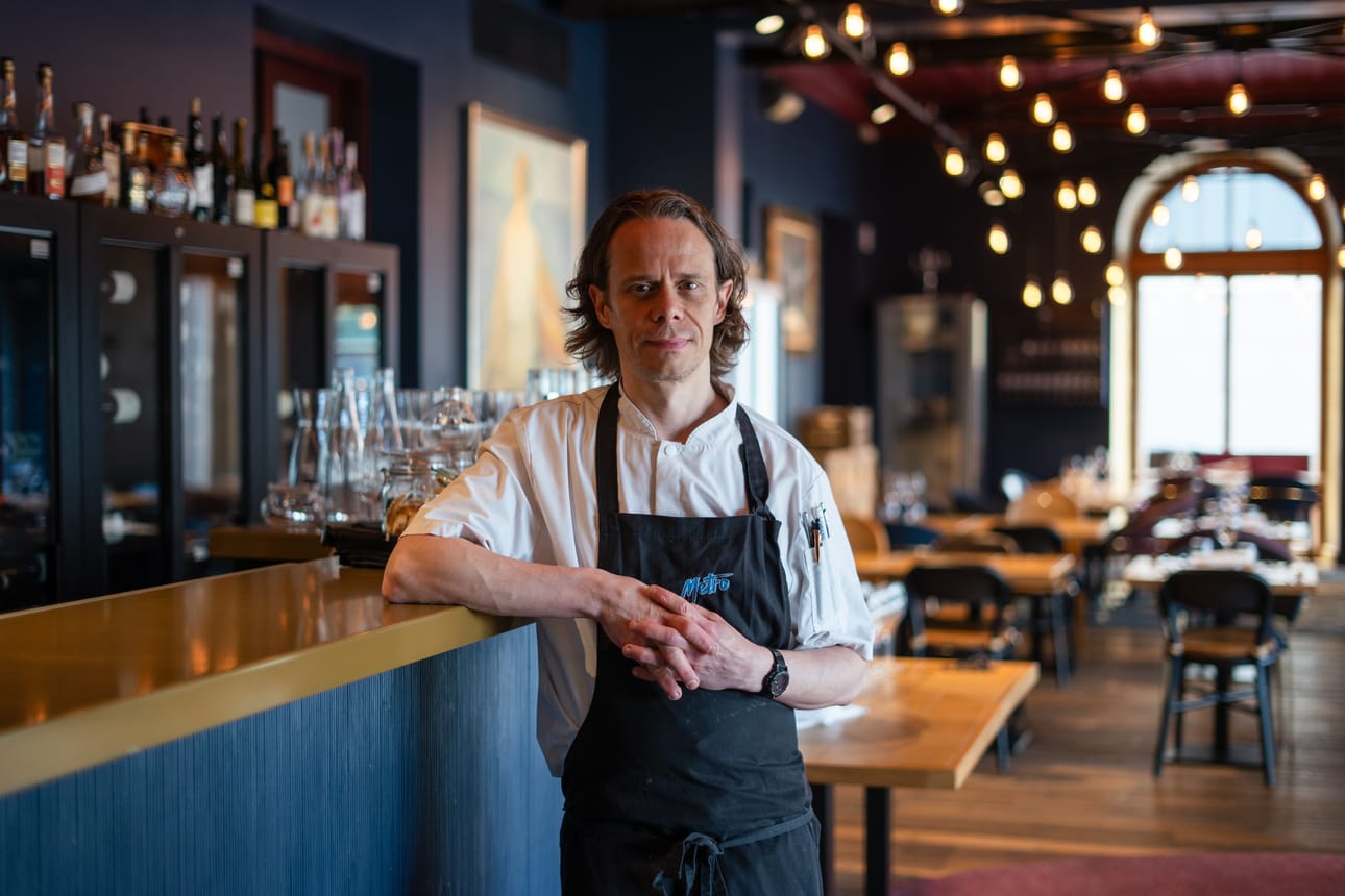 Tommi Tuhkanen on oululaisen ravintola Hugon ravintoloitsija, joka rakentaa menut pohjoisten lähiraaka-aineiden ja sesonkien ympärille.