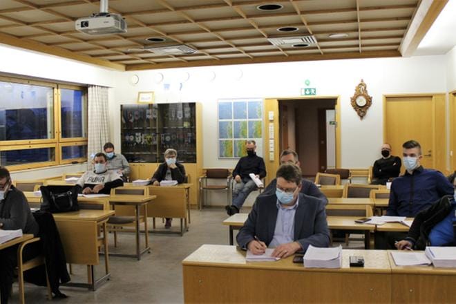 Valtuustosalissa rivit olivat harvat, sillä usea varsinainen ja varavaltuutettu oli esteellinen käsittelemään Rajamäenkylän tuulivoima-alueen asioita. KUVA: MINNA ZILLIACUS