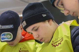 Lucas Nordgren, Emil Uusimäki ja Elin Högback Närpiöstä elvyttivät sähköiskun saanutta uhria NouHätä!-kilpailussa. KUVAT: MINNA ANTILA