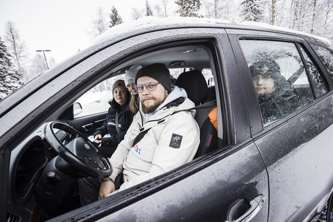 Samuli Piipposta ja Jenni Ollitervoa huolestuttaa lasten turvallisuus, jos Tervolantietä ajetaan liian lujaa. He hakivat perheen lapset Sanni ja Elias Ollitervon Pölhön koululta kotiin koulupäivän päätteeksi.