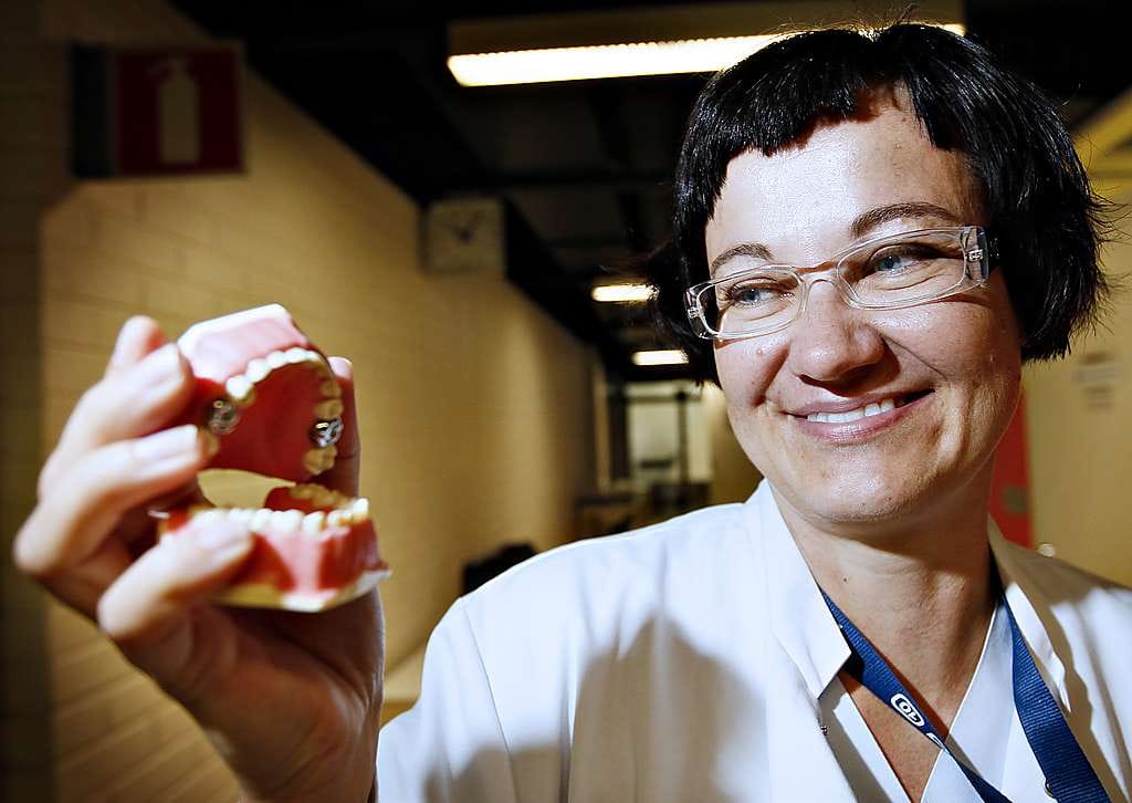 Erikoishammaslääkäri Sari Koskinen hoitaa joka viikko nukutuksessa lapsia, joiden maitohampaat ovat pahoin reikiintyneet. "Ongelma on vuosi vuodelta lisääntynyt. Nytkin nukutusajat ovat täynnä syyskuun loppuun saakka", Koskinen kertoo. Kädessään hänellä on lasten hampaistoa kuvaava muotti.