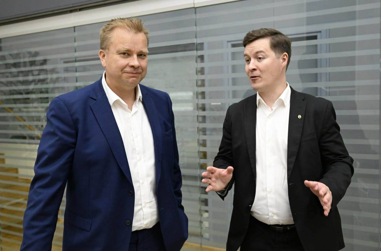 Keskustan puheenjohtajan paikasta kilpailevat entinen puolustusministeri Antti Kaikkonen ja toisen kauden kansanedustaja Tuomas Kettunen. Kaikkosta on pidetty kisan ennakkosuosikkina. LEHTIKUVA / Vesa Moilanen