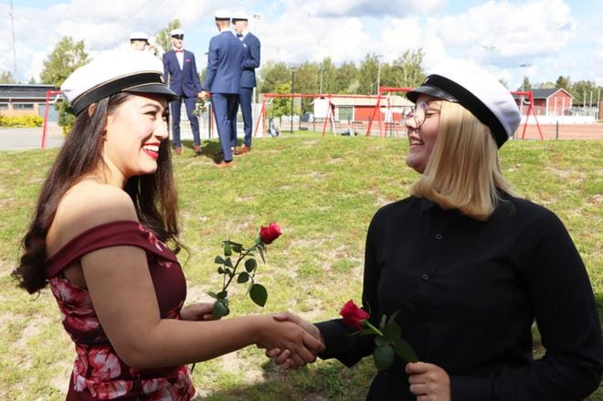 Jurvan lukion ylioppilaille järjestettiin lauantaina lakitus. Kuvassa ystävykset Anabel Karjalainen ja Iida Hongisto onnittelevat toisiaan valkolakin johdosta. KUVAT: HENNA NEVALA