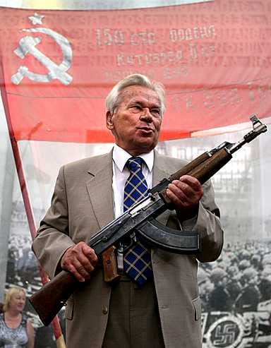 AK-47-rynnäkkökivääri pysyi kolme vuotta sitten vielä hyvin Mihail Kalashnikovin käsissä.