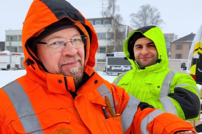 Heikki Risku ja Mostafa Abduljabbar ovat juuri laskeutuneet korkeuksista takaisin maan kamaralle, ja kyllä – viluhan vähän tuli. KUVA: JARI E. HAKALA