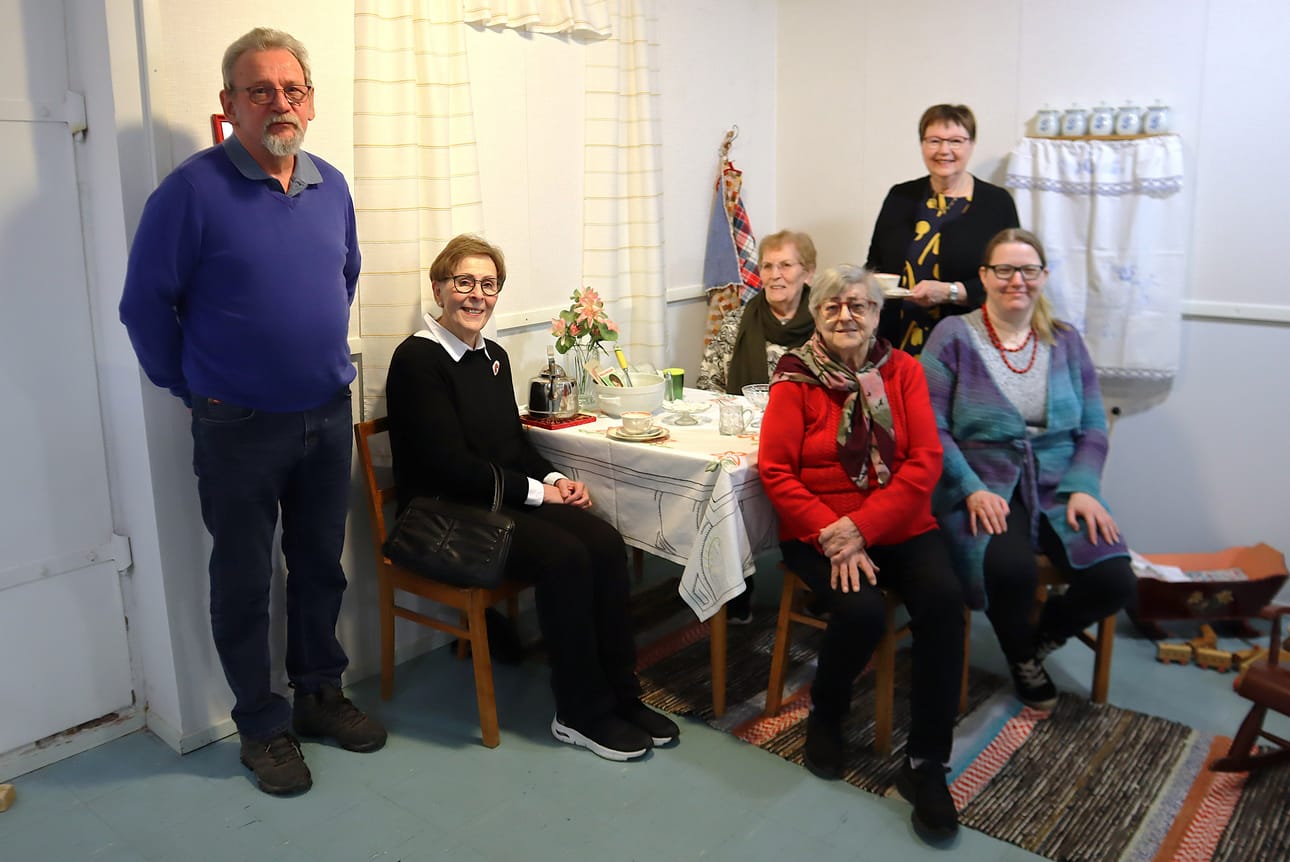 Vaasan työväen kulttuuriyhdistyksen hallituksen jäsenet ovat yhdessä koonneet uutta näyttelyä. Vasemmalta Sakari Nyrhinen, Sirpa Evwaraye, Seija Risberg, Seija Ossi, Seija Kippola ja Elina Louko-Gurskaya.