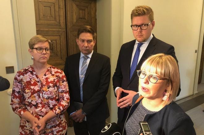 Soiniin kohdistuvasta epäluottamuksesta kertoivat eduskuntaryhmien puheenjohtajat Krista Mikkonen (vihr), Thomas Blomqvist (r.), Antti Lindtman (sd) ja Aino-Kaisa Pekonen (vas). KUVA: Aki Taponen