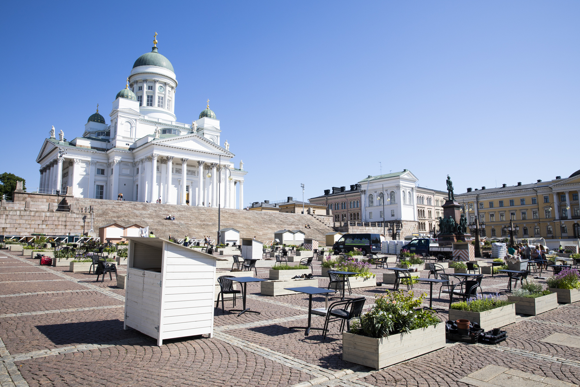 Koronatilanteen vuoksi kehitetty jättimäinen terassialue avataan Helsingin ytimeen – tältä Senaatintorilla näyttää nyt
