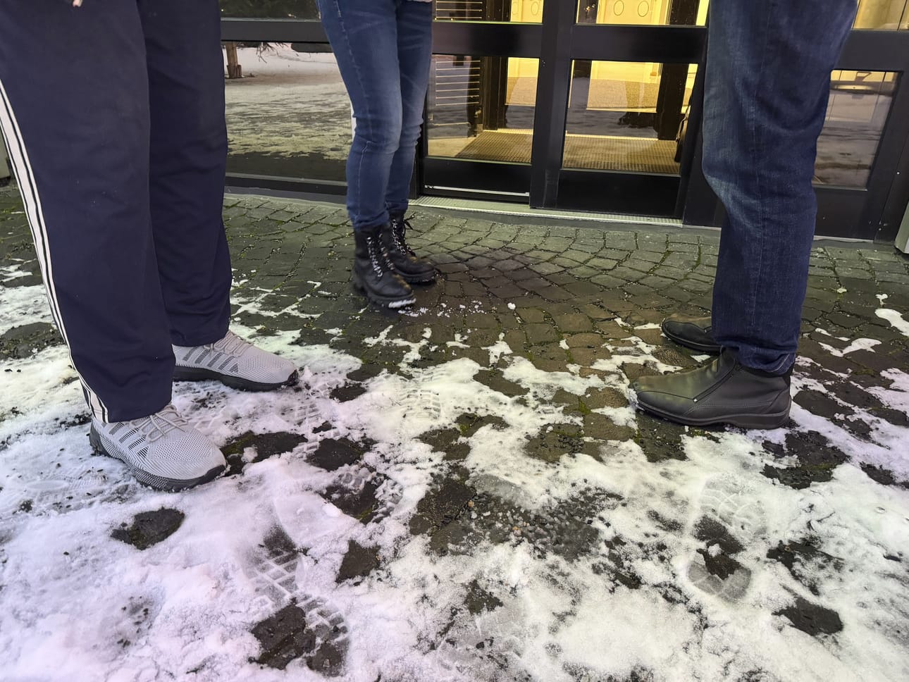 Tiistaiaamuna pankkiin jonotti kolme henkilöä. Yhdellä heistä oli varattuna aika pankkipalveluihin.