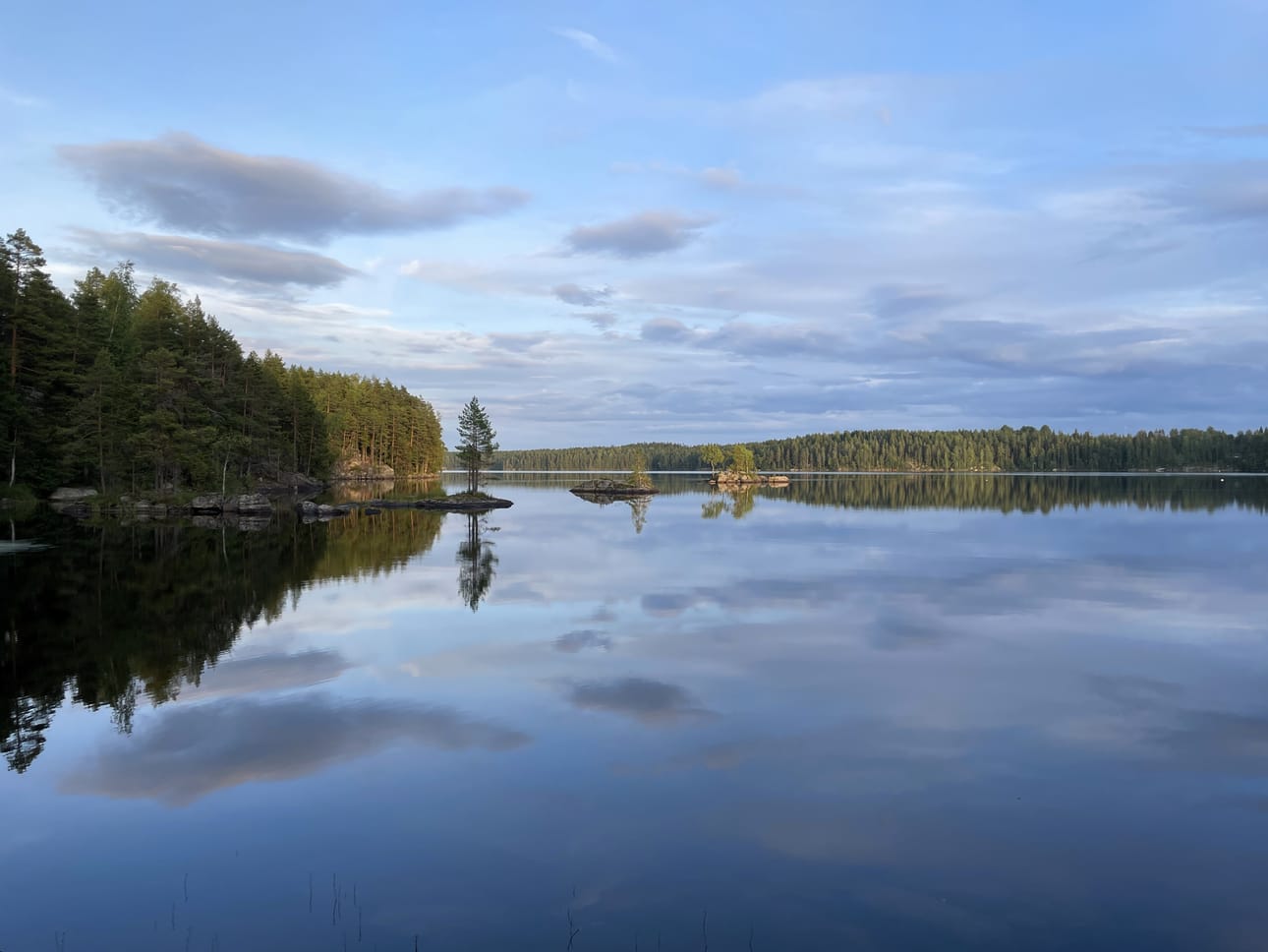 Pukalan alueella on runsaasti jyrkkäpiirteisiä kallioita, mutta varsinainen lappimaisuus on kallioisten saarten täplittämä Pukalajärvi.