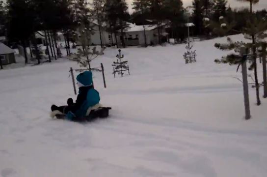 Pojun kanssa pulkkamäessä