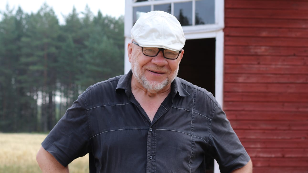 Erkki Perkiömäki on viihtynyt tänä kesänä Askelin pihapiirissä.