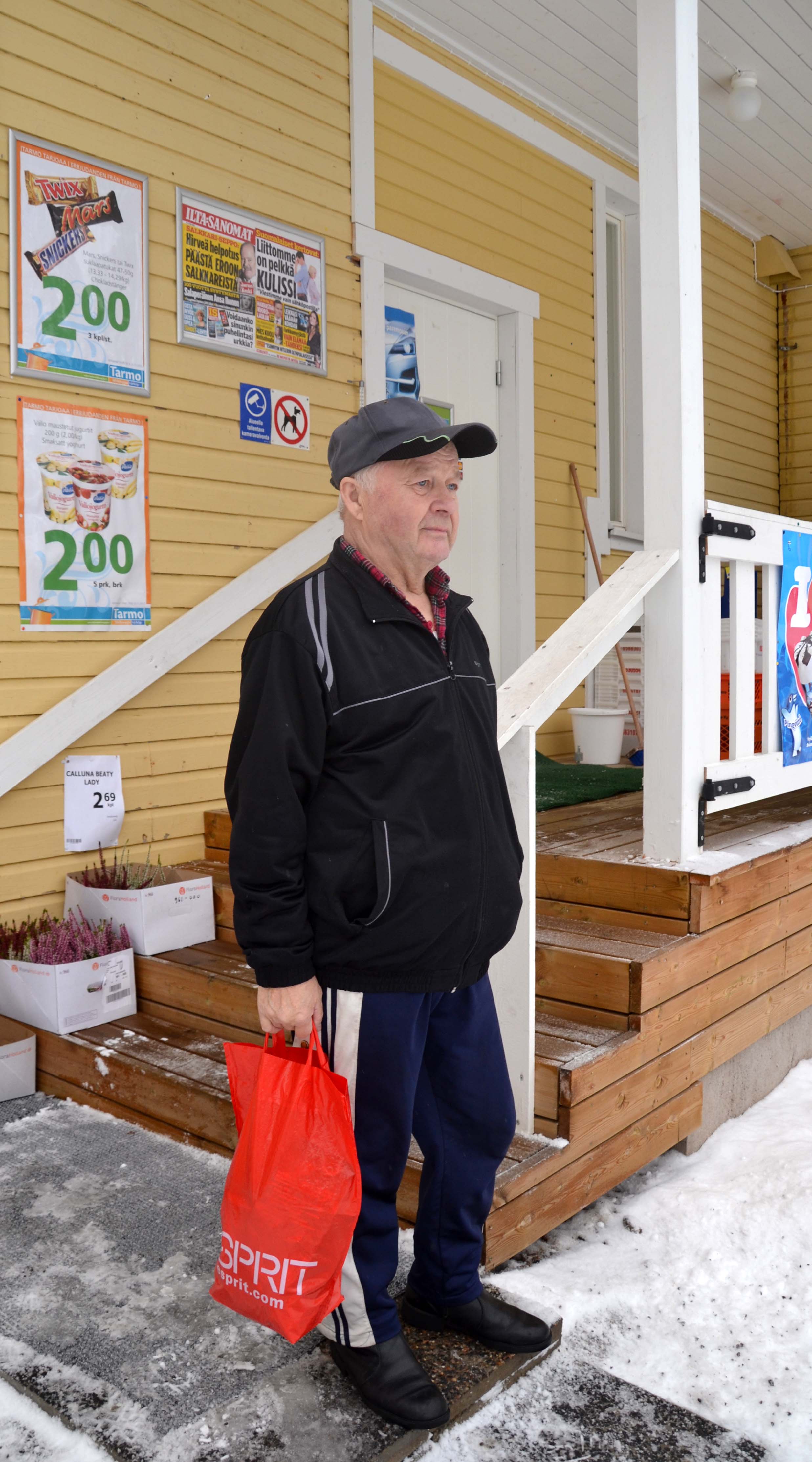 Niilo Karjalainen toivoo, että Mustavaaran kaivos avattaisiin uudelleen, jotta kylälle saataisiin lisää asukkaita.