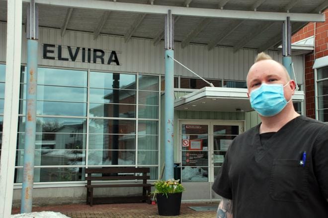 Lähihoitajaksi valmistuva Kalle Suhonen rohkaisee miehiäkin hoitoalalle. Ystävistä joku onkin jo niin tehnyt. KUVA: MINNA HIIRONEN