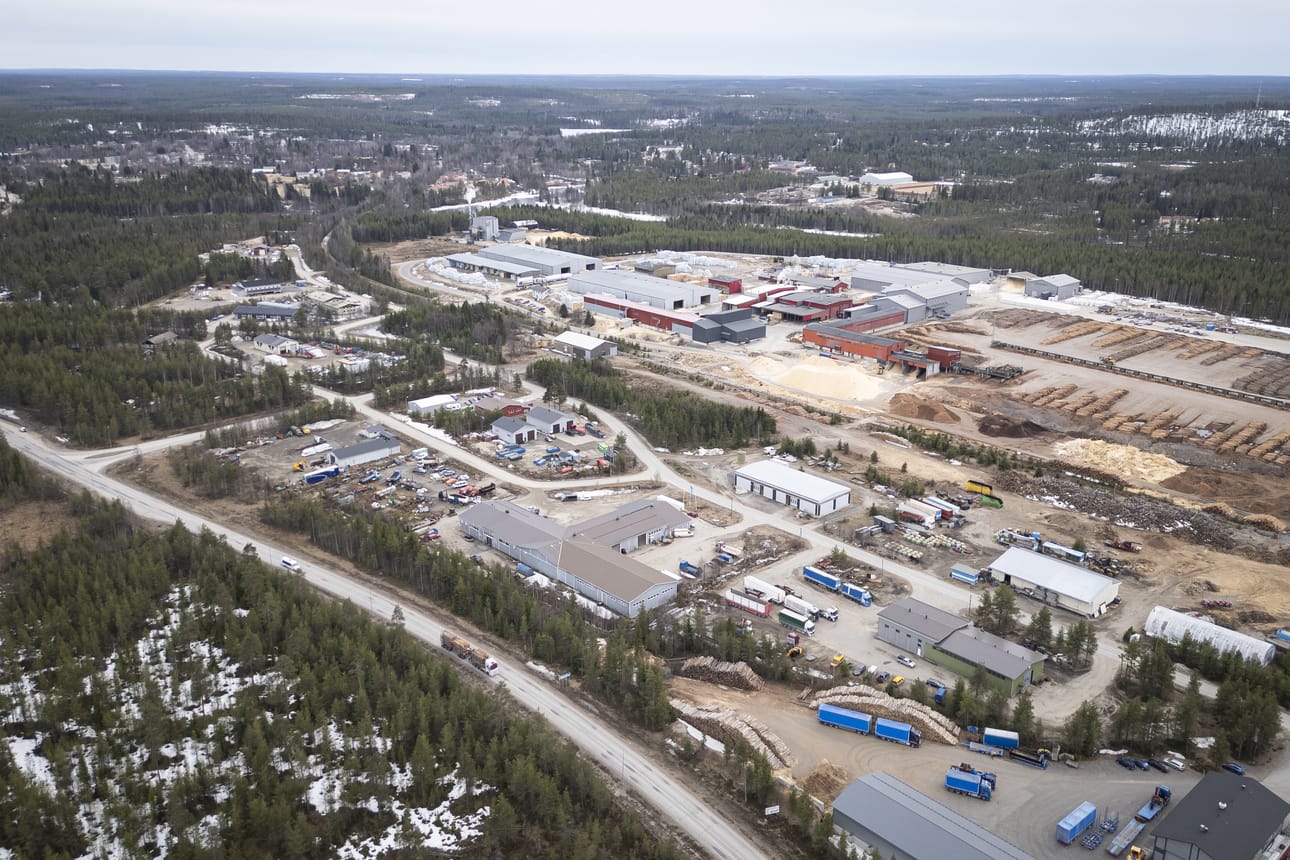 Posiontien varrella sijaitsevaa Taivalkosken teolllisuusaluetta kehitetään nyt enemmän nykyaikaiseksi teollisuuspuistoksi. Kuvassa oikealla Pölkky Oy:n Taivalkosken tuotantolaitos.