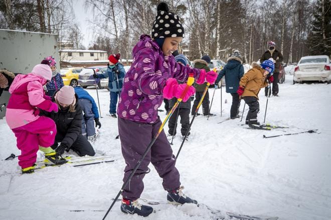 Deeqo Ali Hilowle oli ensi kertaa suksilla. Ensituntuma lajista oli hyvä. Kivaa, hän kommentoi kokemusta. KUVAT: PAULA KASKIMAA