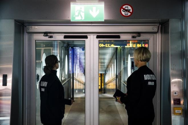 Ylitarkastajat Päivi Keskitalo (vas.) ja Pirjo Kruskopf yhdenvertaisuusvaltuutetun toimistosta valvovat, että poliisi välttää ylimitoitettua voimankäyttöä turvapaikanhakijoiden palautuslennoilla. KUVA: Joel Maisalmi