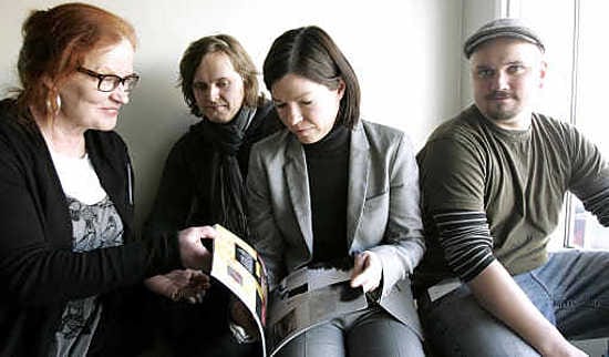 Veeran Verstaan koulutustuottaja Eeva Keijonen, projektityöntekijä Jari Ervasti ja opiskelija Jukka Keränen esittelevät työministeri Anni Sinnemäelle lahjoittamaansa runokirjaa.