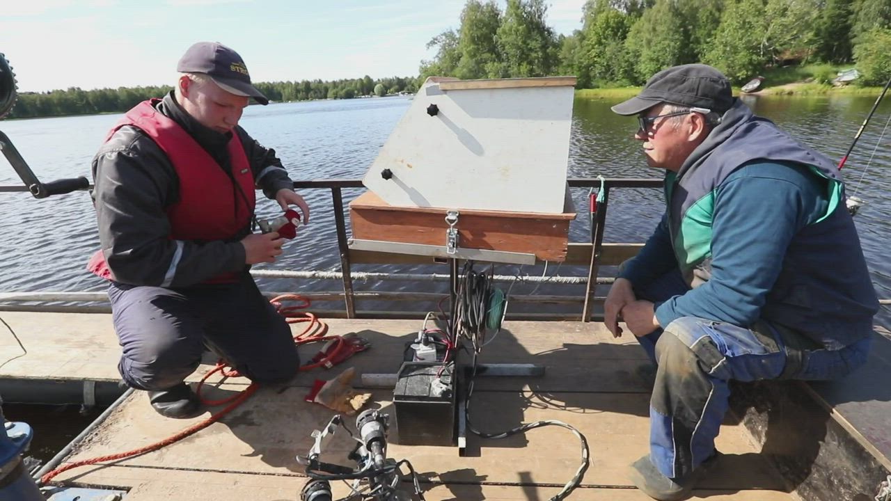 Ahti Sipola tarkkailee kameralla, missä Hartaanselällä lojuu vedestä nostettavia uppopuita