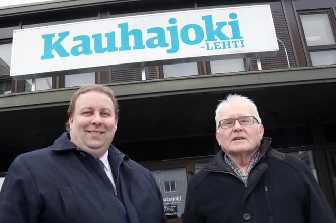 Kauhajoki-lehden päätoimittaja Tuomas Koivuniemi ja lehtiyhtiön hallituksen puheenjohtaja Jussi Sillanpää ratkovat lehden arjen asioita yhdessä sellaisissa tilanteissa, jotka eivät edellytä laajempaa virallista kokousta, mutta joissa tarvitaan omistajalta joku kanta. KUVA: JORMA HAVULA