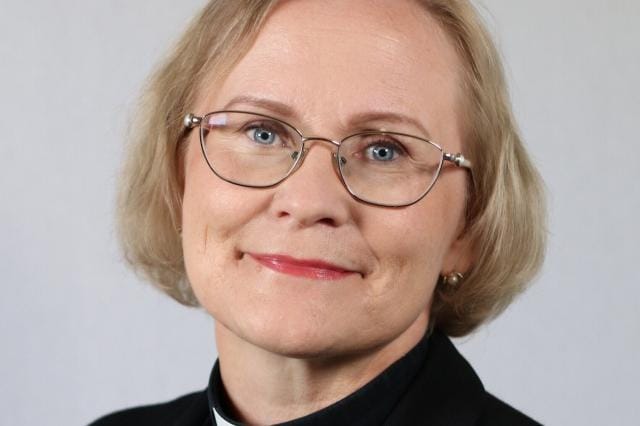 Koulutukseltaan Terhi Kaira on teologian tohtori. Hänet on vihitty papiksi vuonna 1998.