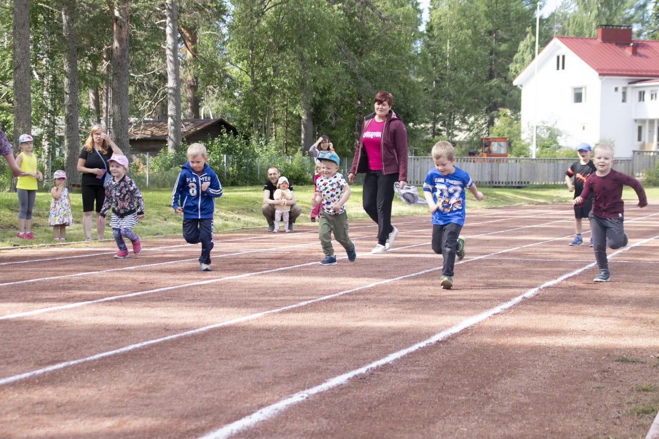 Kestilän Kisa-Veikot sai merkittävän avustussumman Osuuskauppa Arinalta. Yhdistys järjestää joka vuosi yhden Kestilä-päivien iloisimmista tapahtumista, kun urheilukentällä pidetään nappulakisat. Arkistokuva