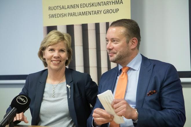 Rkp:n Anna-Maja Henriksson ja Stefan Wallin toivovat, että Juha Sipilän ja Petteri Orpon linjaukset arvoista ja selkeästä EU-linjasta pitävät myös jatkossa. KUVA:
