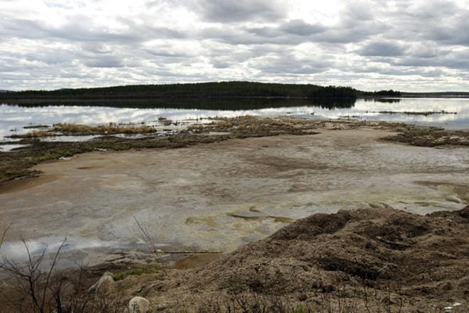 Suljetun sellutehtaan jätejärvi kätkee pohjalietteessä ympäristölle vaarallisia raskasmetalleja ja orgaanisia yhdisteitä. Lietettä on tarkoitus pumpata 280 000 kuutiota valtaviin jätesäkkeihin. Määrä vastaa 3000 täysperävaunurekkakuormaa. KUVA: Pekka Aho