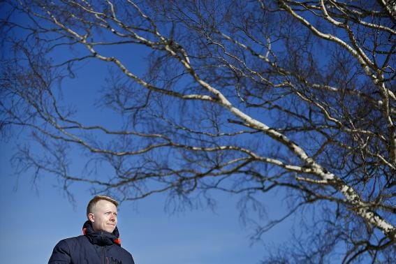 Lakeuden keskellä tuulessa kasvanut koivu vetää Jukka Risikkoa puoleensa. Se on lähellä ja tuttu, mutta silti yhä uuden inspiraation lähde. KUVA: TOMI KOSONEN