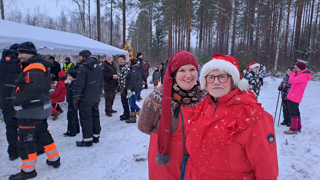 Joulumuorit ottivat väkeä vastaan polun alussa.