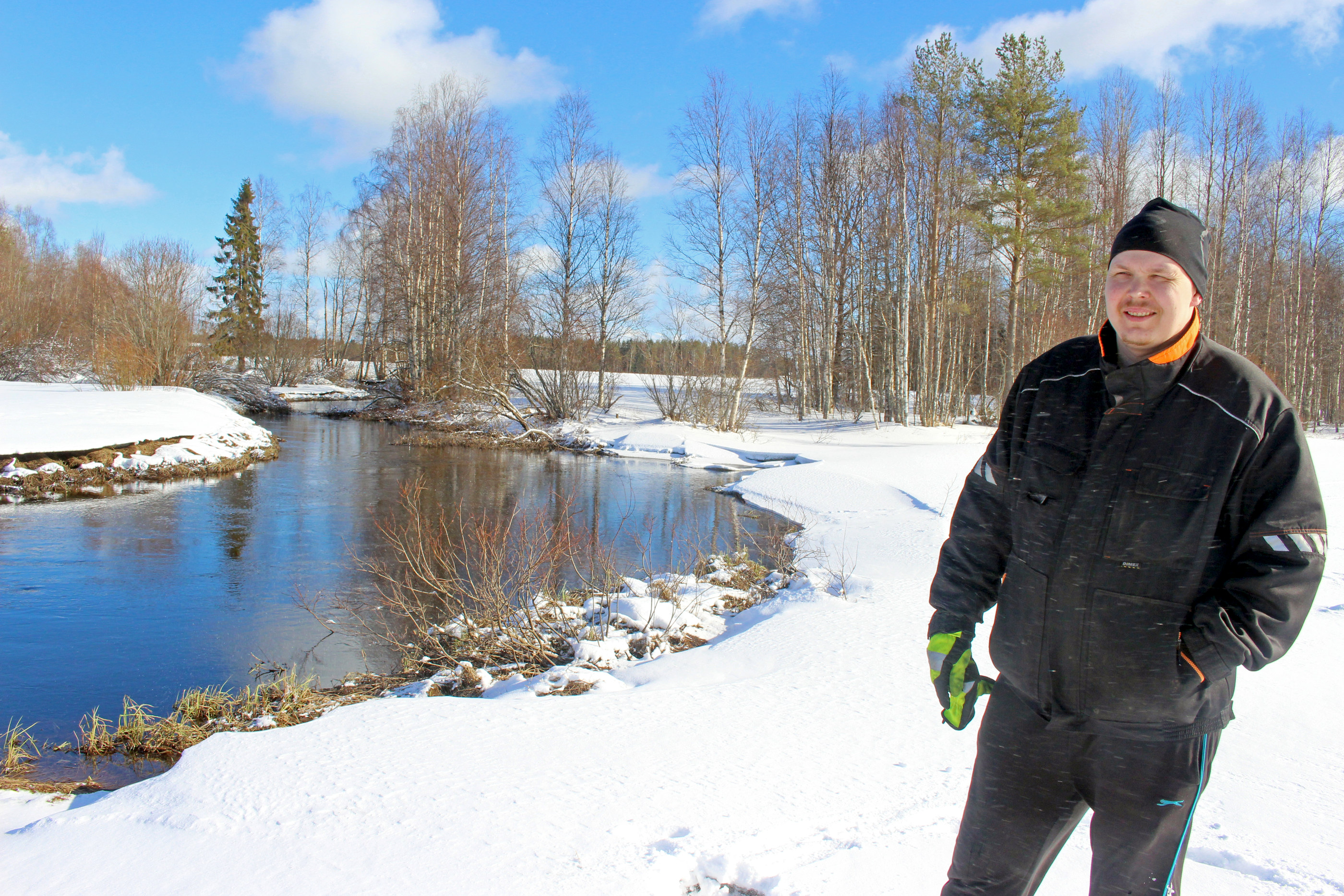 Janne Knuutinen vilkaisi Lamujoen tilannetta takanaan juuri ja juuri lumen alta erottuvan Vähäjoen liittymän kohdalla. Viljelijä ihmettelee Vähä-Lamun säännöstelyasian jarruttelua.