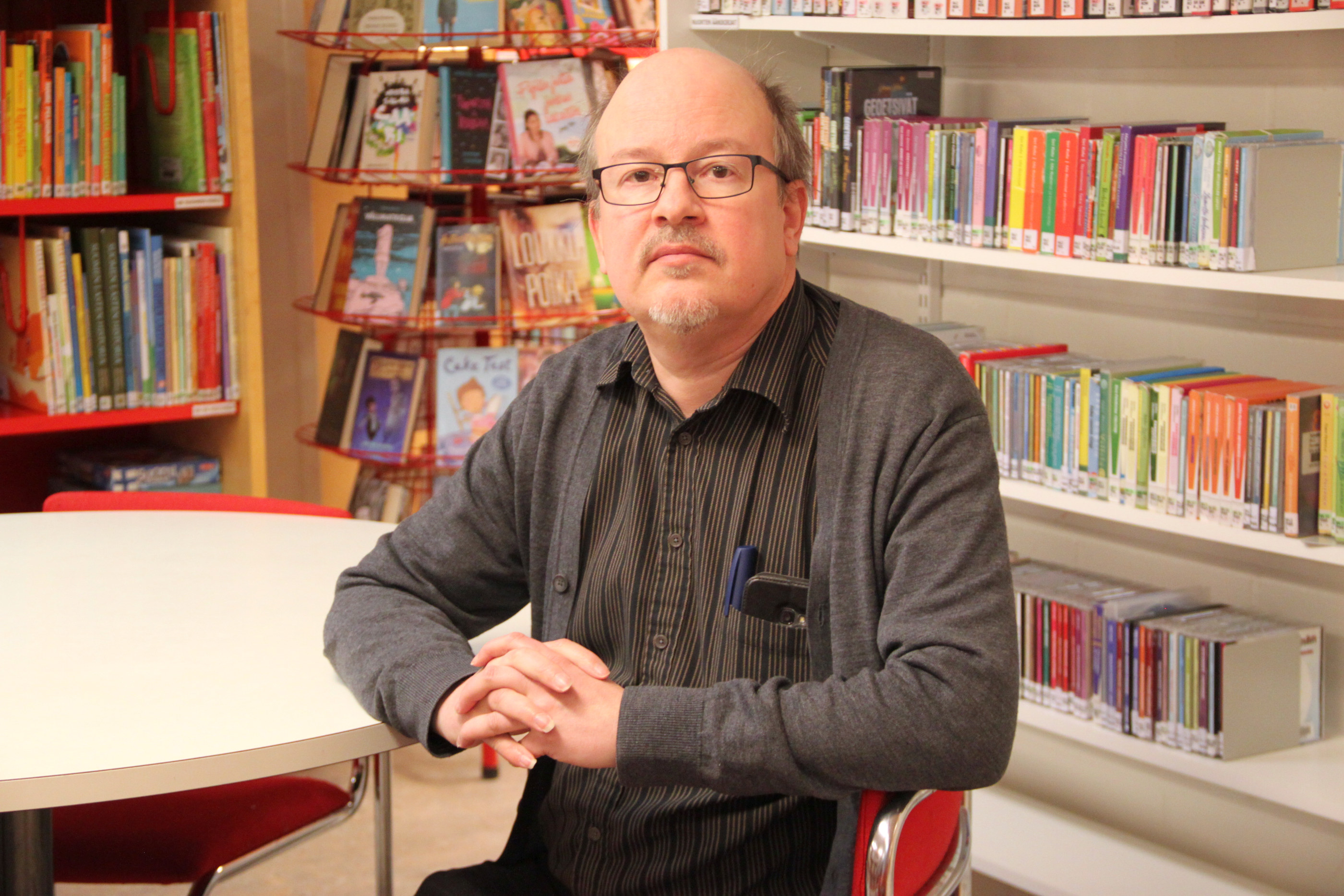 Timo Kovanen on siviiliammatiltaan Taivalkosken kirjastotoimenjohtaja.
