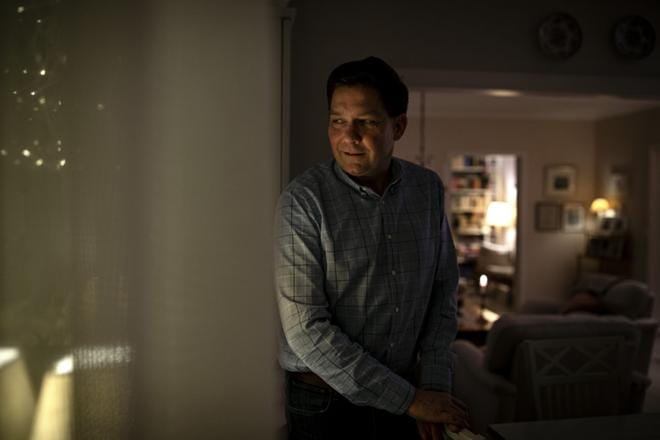 Pohjoismaisen yhteistyön ja tasa-arvon ministeri Thomas Blomqvist (r.) karistaa pääkaupungin loskat jaloistaan ja suuntaa kotiin Raaseporin Tenholaan. Lapsuuden koti on kokenut täydellisen remontin, mutta tulisijoista ei ole luovuttu. KUVA: Joel Maisalmi