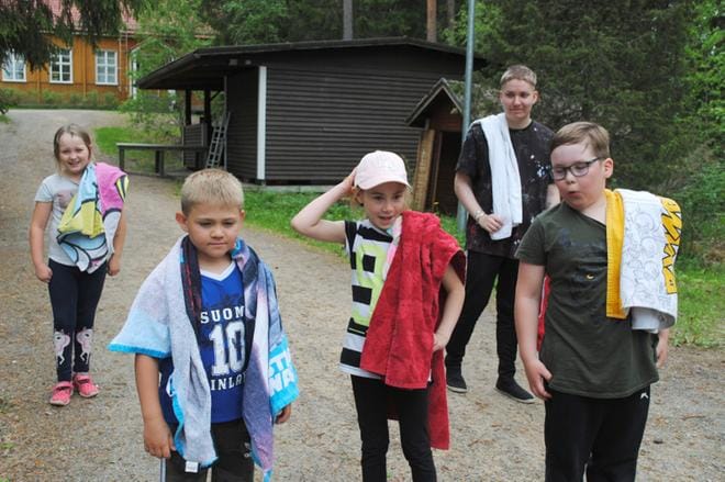 Miia Ala-Heikkilä, Jesse Hakala, Aada-Emilia Tastula ja Jaakko Isomaa olivat menossa uimaan ohjaajansa Joonas Anttilan kanssa. KUVAT: EEVA-LIISA KULJU