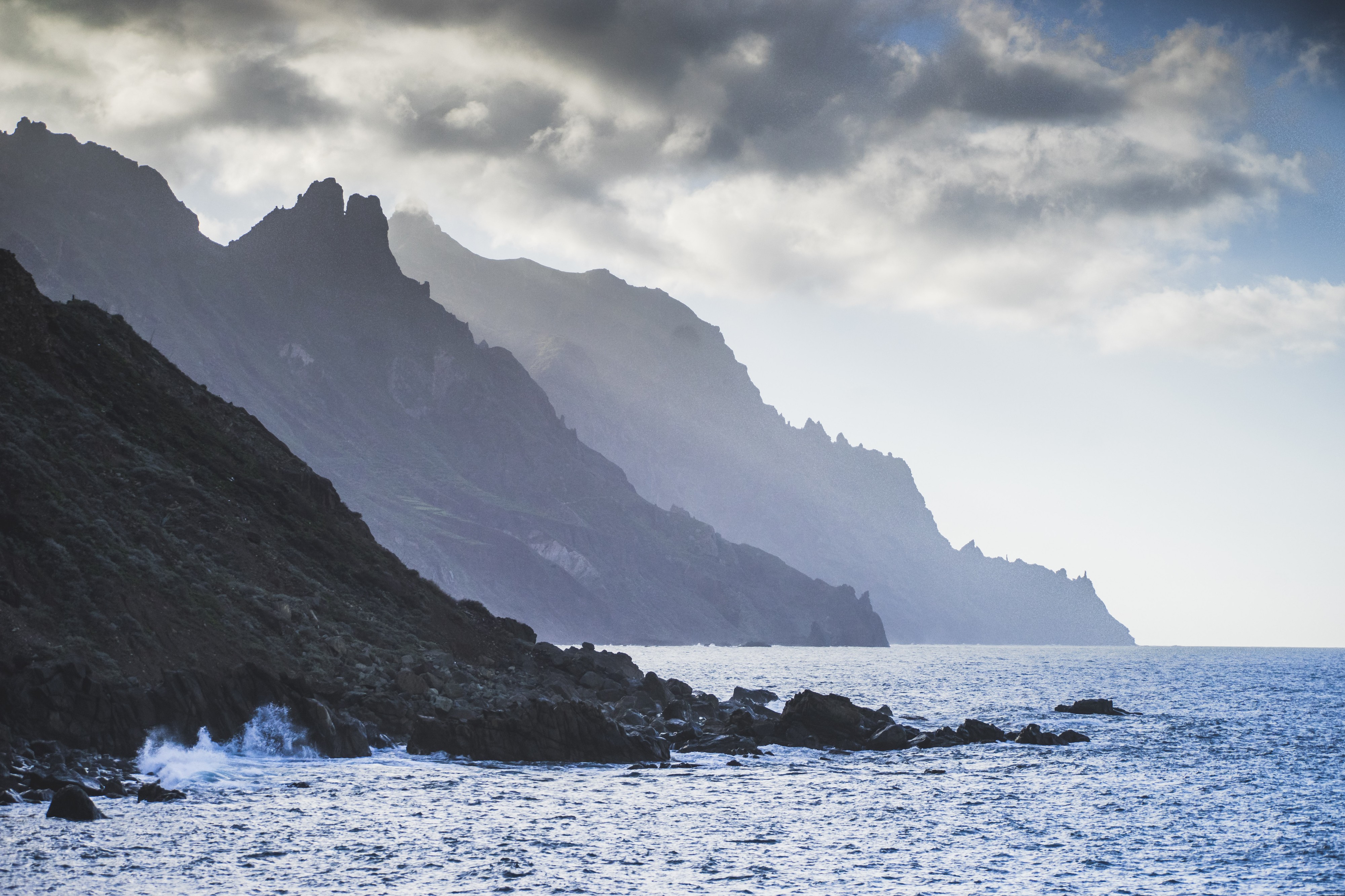 Dramaattiset korkeuserot ovat osa Teneriffan viehätystä. Vulkaaniselta saarelta löytyy useita vuorenhuippuja.
